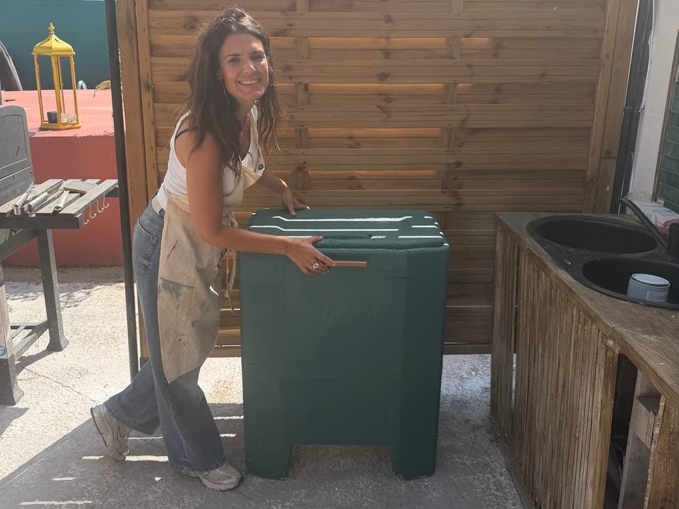 Cómo pintar poliespan: El cambio radical de nuestra nevera de corcho con Verde Imperial