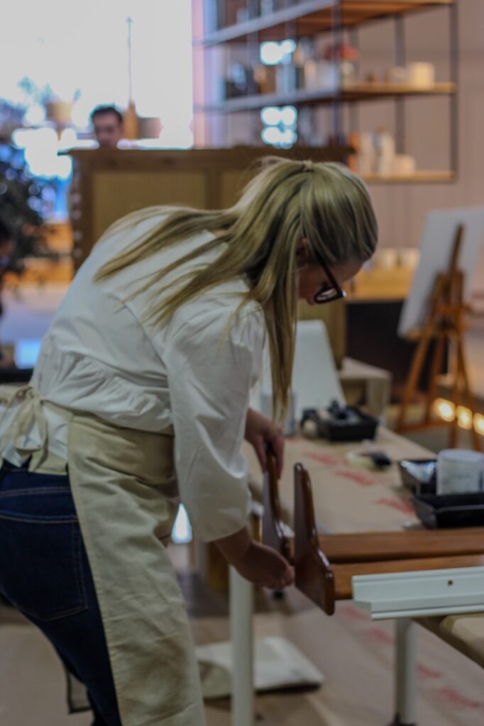 Pintura para madera: cómo elegir la ideal para tus muebles 40 Taller De Tiza en Alicante: alumna desmontando cajón