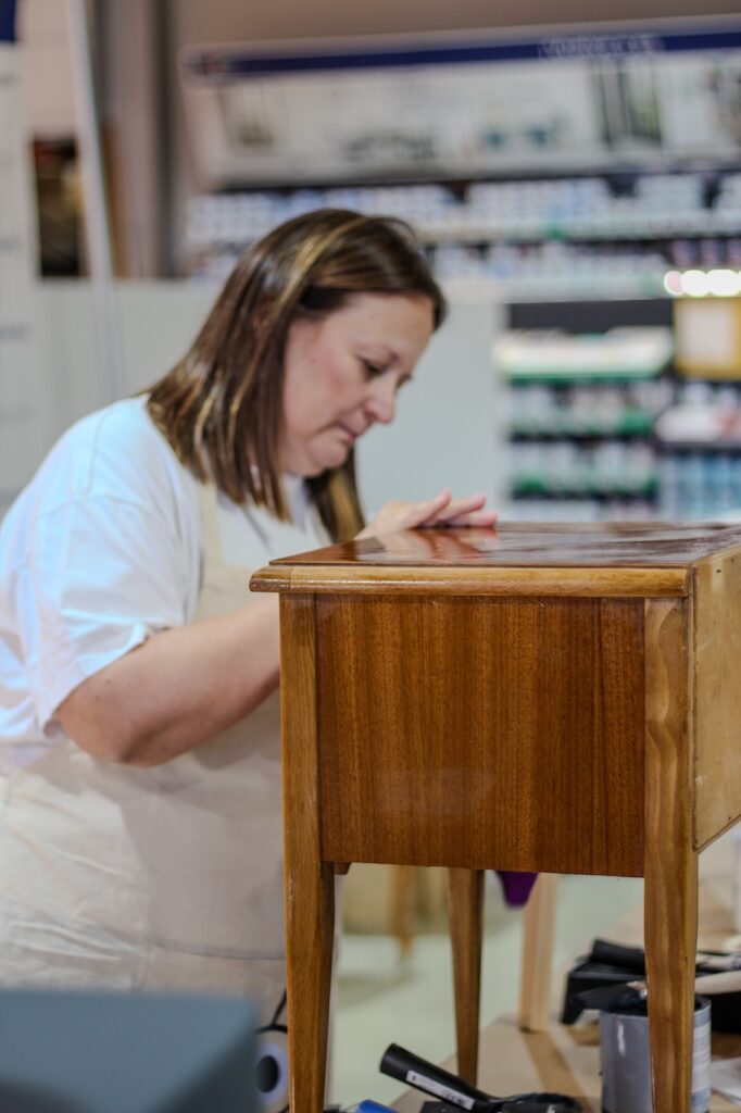 Pintura para madera: cómo elegir la ideal para tus muebles 37 Alumna en el Taller De Tiza en Alicante