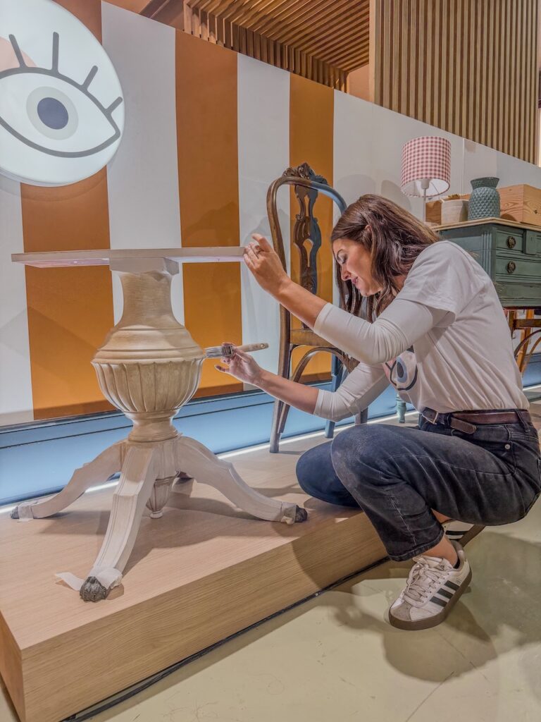 Pintura para madera: cómo elegir la ideal para tus muebles 41 Taller De Tiza en Alicante: Gema pintando