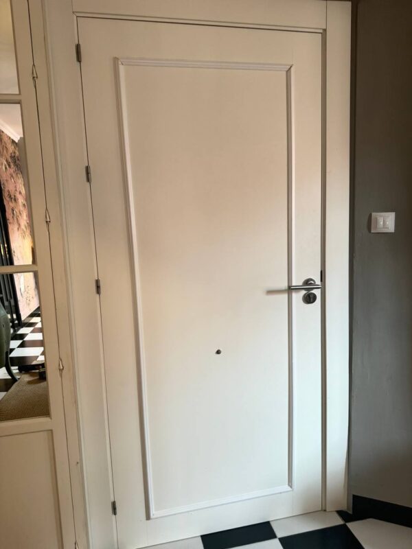 Puerta de entrada 7 con moldura e1764064768720