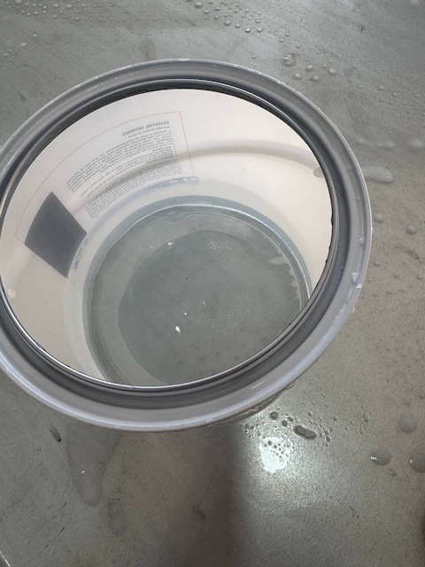 Cubo con agua tibia