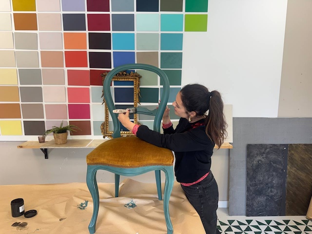 Gema pintando una silla antigua
