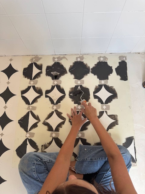 Gema aplicando la pintura en la plantilla