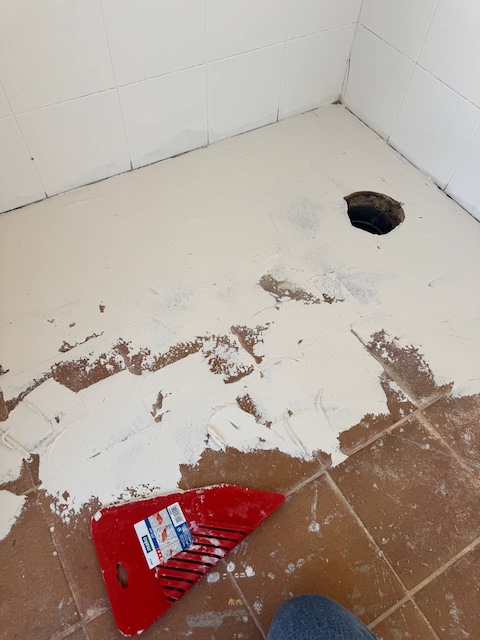 Suelo del baño con masilla de texturas