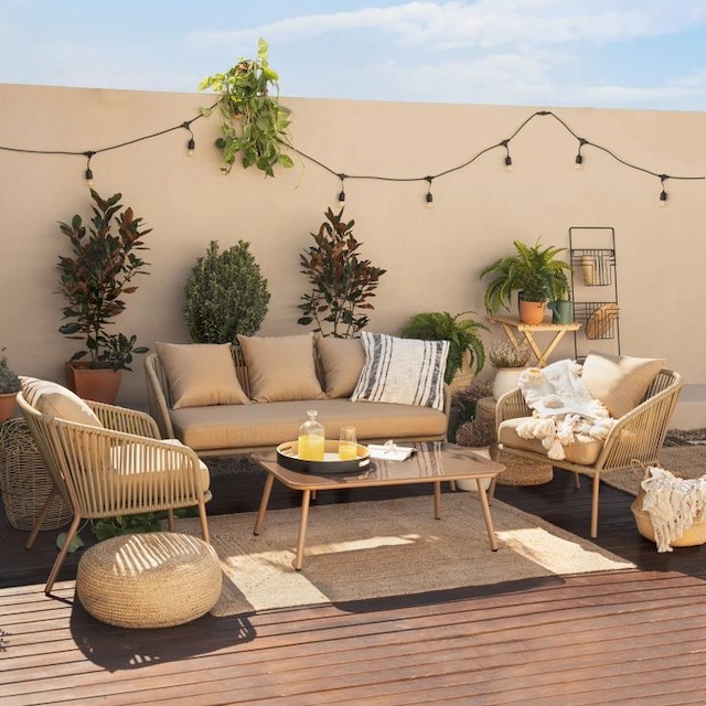 Terraza con pared en color tierra