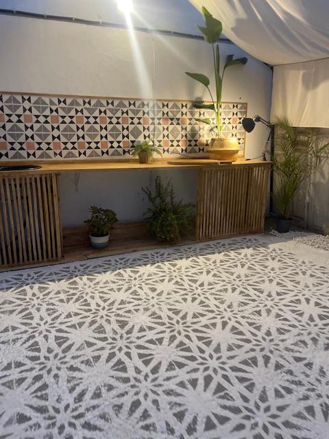 Cómo pintar el suelo de la terraza: El paso a paso y el estado 3 años después 12 Cocina de exterior pintada