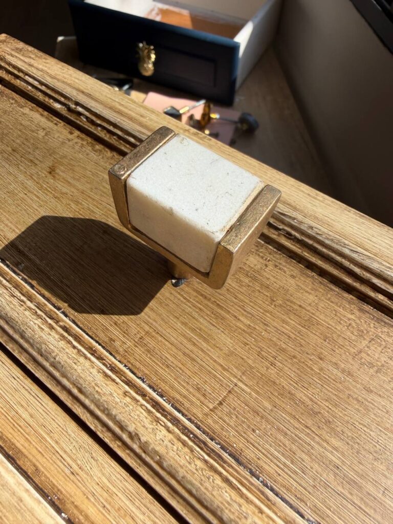 Pomos y tiradores para muebles: complementa tus proyectos de pintura 26 Tirador piedra para mesilla