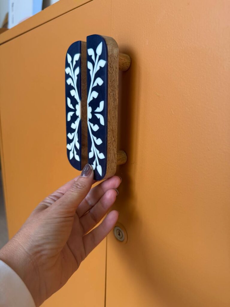 Pomos y tiradores para muebles: complementa tus proyectos de pintura 5 Tiradores sobre mueble pintado Cúrcuma