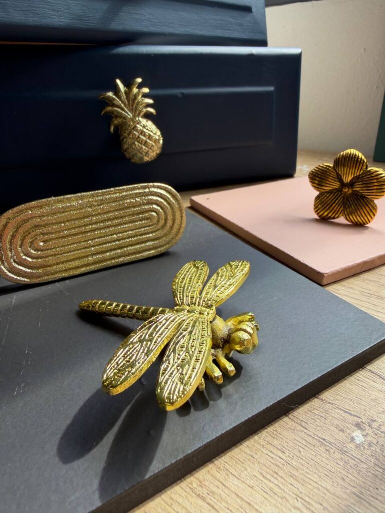 Pomos y tiradores para muebles: complementa tus proyectos de pintura 42 Pomos y tiradores dorados para muebles 2