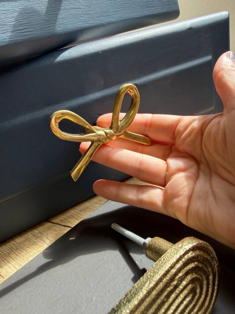 Pomos y tiradores para muebles: complementa tus proyectos de pintura 27 Tirador dorado para mesilla