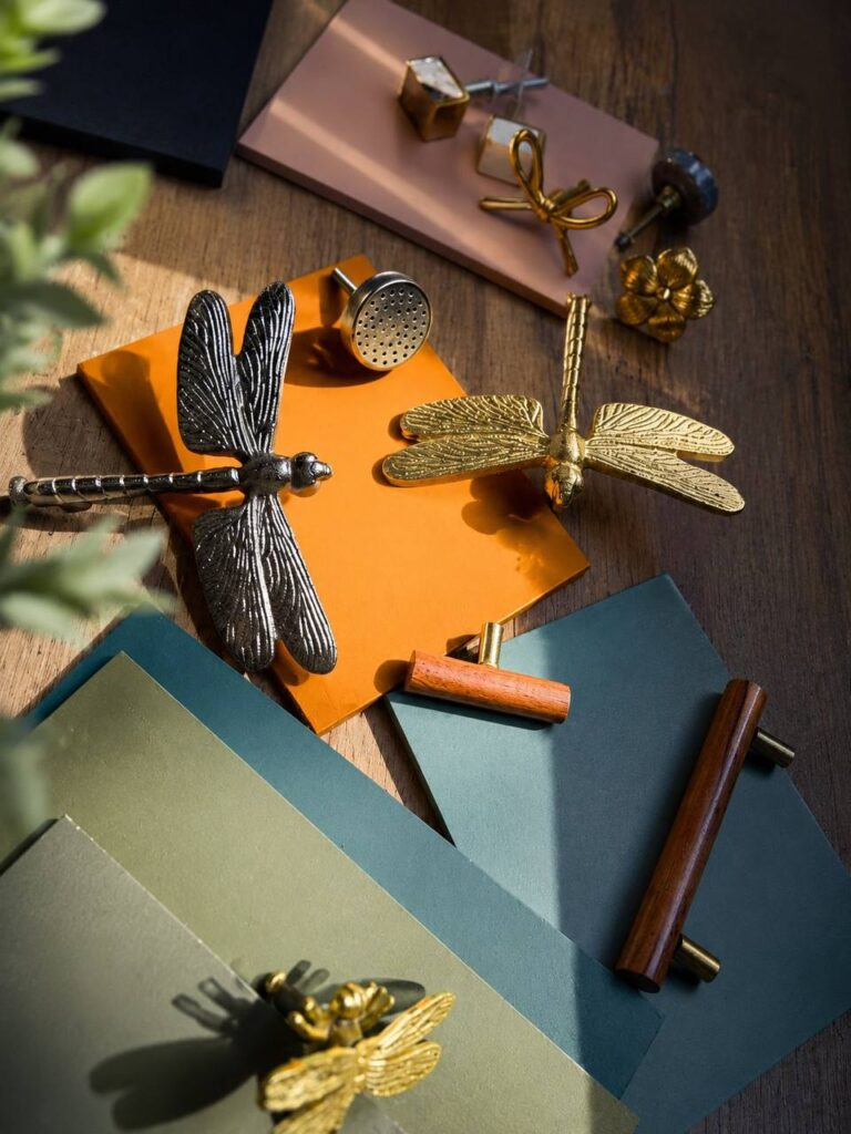 Pomos y tiradores para muebles: complementa tus proyectos de pintura 44 Pomos y tiradores dorados para muebles nueva colección