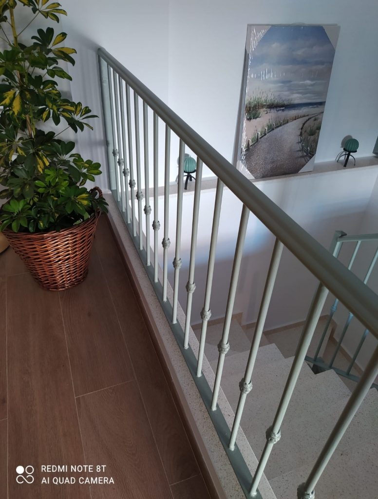 Mi propia experiencia: Como pintar la escalera de terrazo 55 Barandilla pintada en Verde Piedra