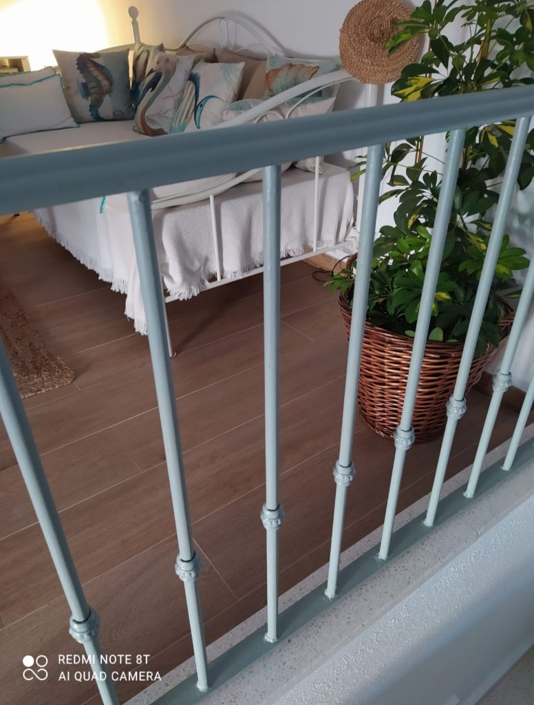 Mi propia experiencia: Como pintar la escalera de terrazo 54 Barandilla pintada en azul