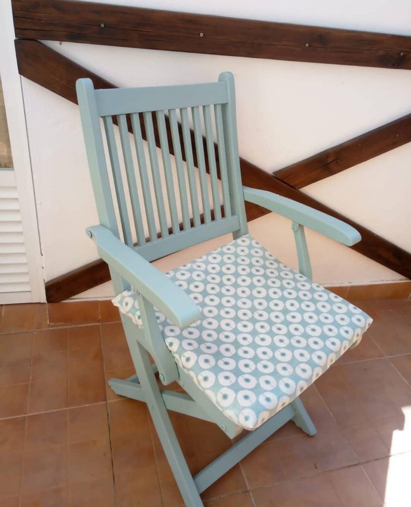 Cómo preparar la terraza para el buen tiempo 17 Silla pintada en Azul Vintage
