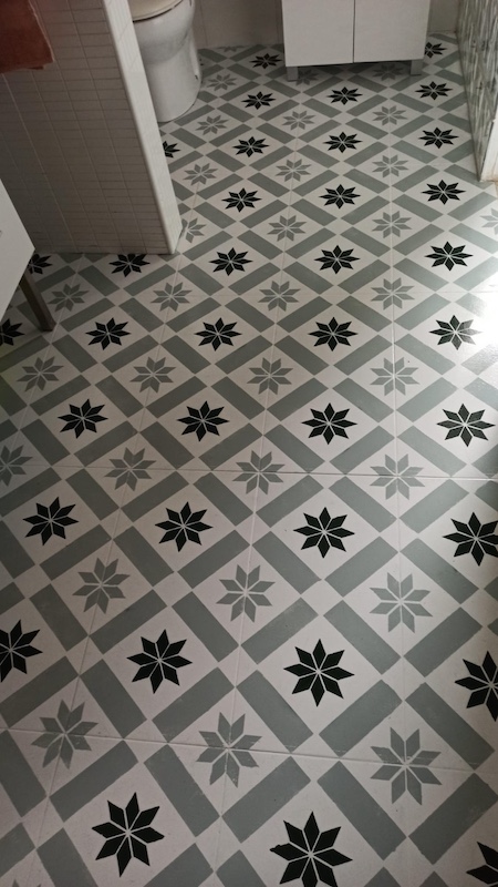 Suelo pintado con plantilla de cerca