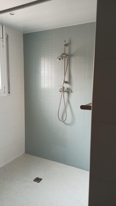 Pared de la ducha pintada en Azul Vintage