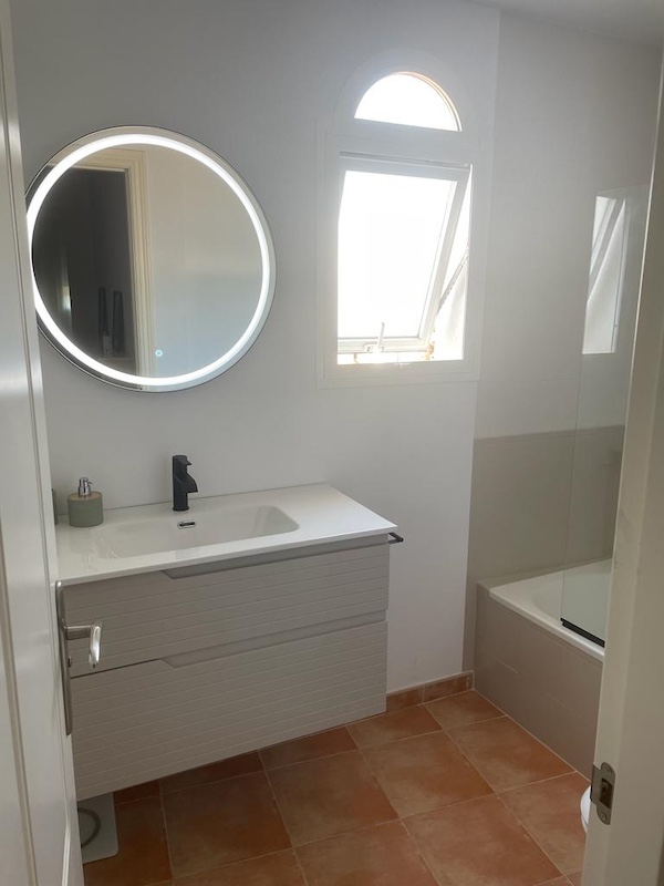 Baños pintados en dos colores: blanco wevwt y lino