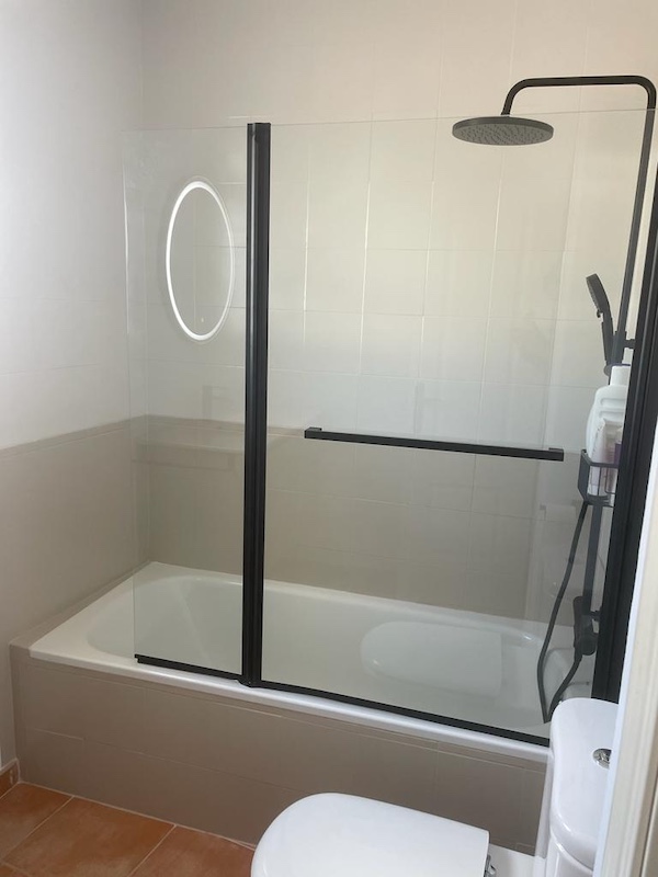 Baños pintados en dos colores: blanco y lino