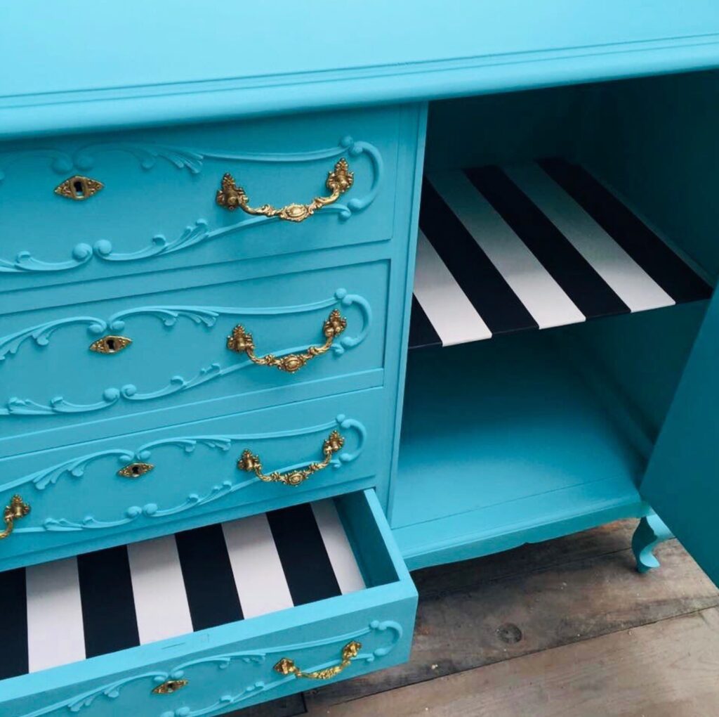 Mueble pintado en color Océano índico