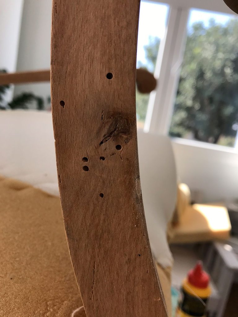 Cómo tapar los agujeros de la carcoma en la madera?