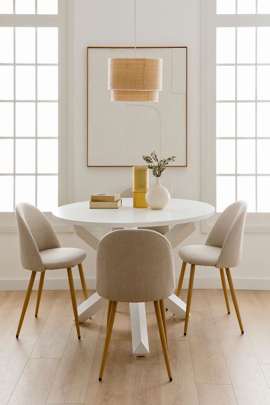 Cloud Dancer: El Color del año 2026 según Pantone 16 Comedor blanco con sillas forradas en telas de blanco tomado