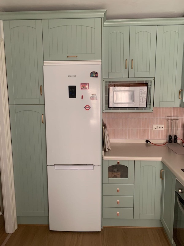 Cocina con muebles pintados en verde