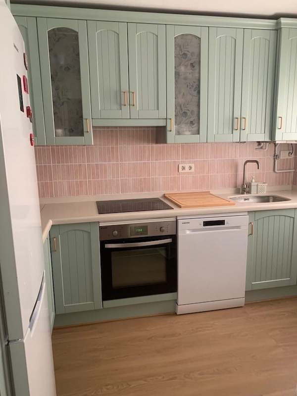 Cocina con muebles en Verde y encimera pintada