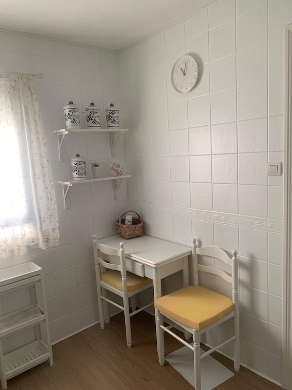 Renovar la casa con pintura:mAzulejos de cocina pintados en blanco