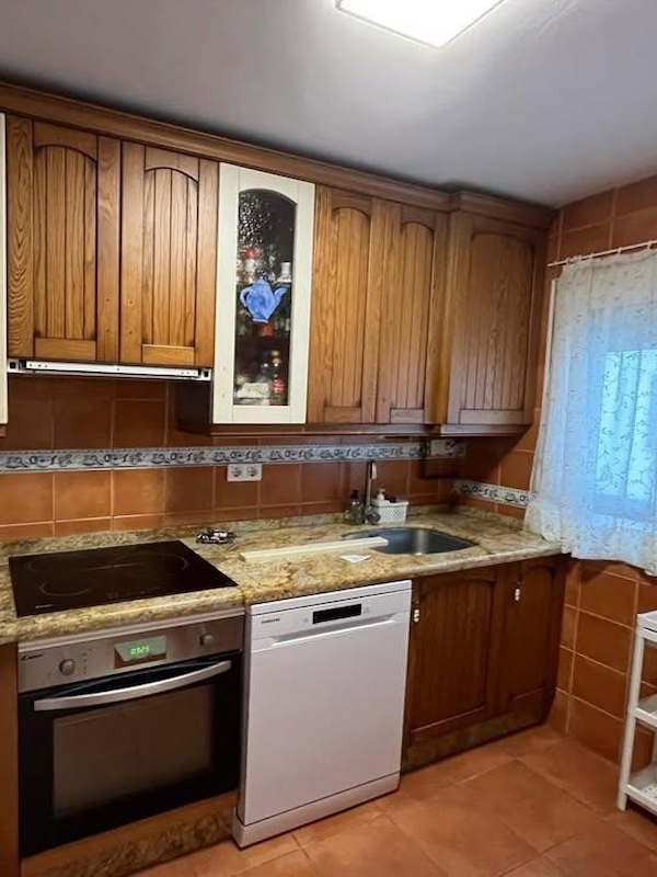 Cocina con madera oscura