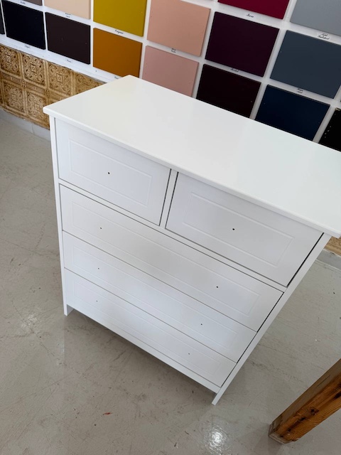 5 ideas de cómodas restauradas para transformar tu casa 19 Cómoda blanca cajones blanca