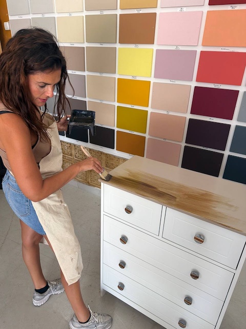 5 ideas de cómodas restauradas para transformar tu casa 28 Gema haciendo efecto madera