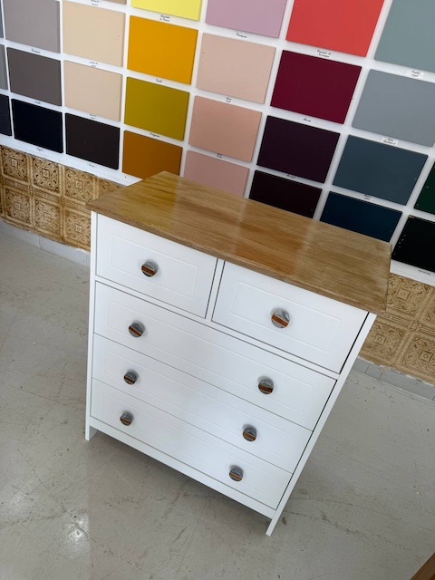 5 ideas de cómodas restauradas para transformar tu casa 29 Comoda con efecto madera y tiradores