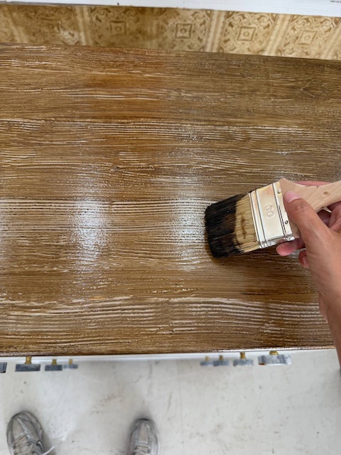5 ideas de cómodas restauradas para transformar tu casa 30 Patinado nogal