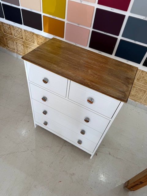5 ideas de cómodas restauradas para transformar tu casa 31 Cómoda pintada en efecto madera y tiradores