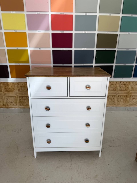 5 ideas de cómodas restauradas para transformar tu casa 32 Cómoda pintada