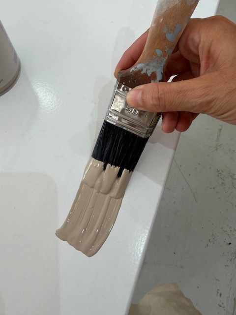 5 ideas de cómodas restauradas para transformar tu casa 22 Pintura Tierra Mojada