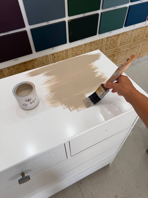 5 ideas de cómodas restauradas para transformar tu casa 23 Aplicar pintura en la tapa como base para efecto madera