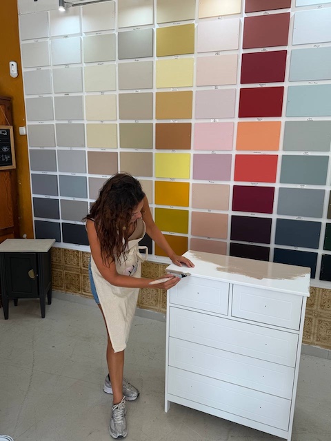 5 ideas de cómodas restauradas para transformar tu casa 24 Gema aplicando el color de base en la tapa