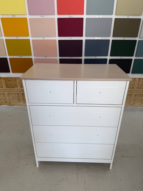 5 ideas de cómodas restauradas para transformar tu casa 25 Mueble con tapa con color