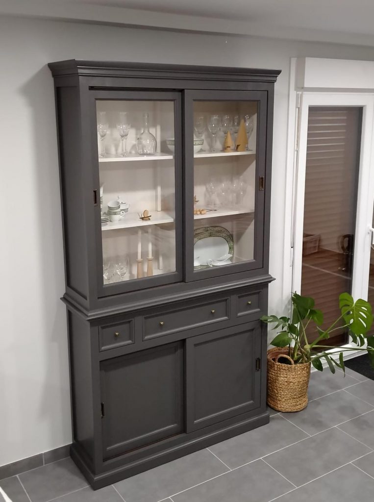 Mueble vitrina pintado en color Fuerteventura