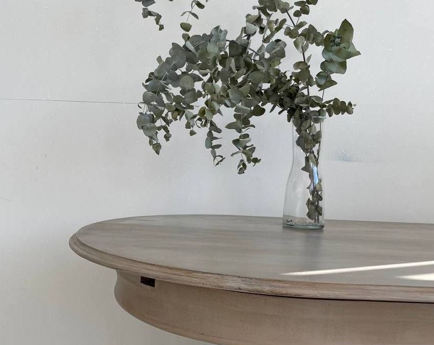 Cómo pintar una mesa de madera de comedor