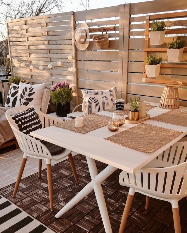 Conjunto mesa y sillas material reciclado