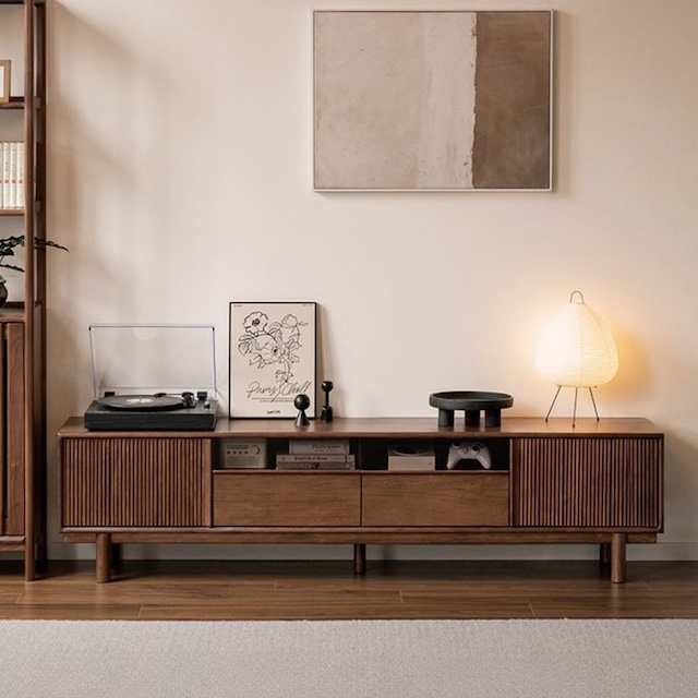 Tips para pintar paredes con muebles oscuros: beige y roble