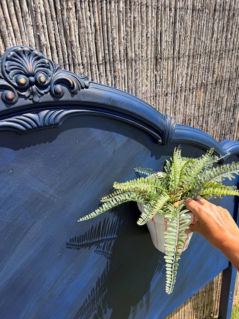 Cómo pintar un cabecero de madera: dos ideas muy diferentes 16 Cabecero con planta decorativa