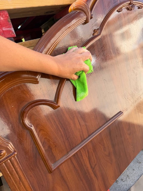 Cómo pintar un cabecero de madera: dos ideas muy diferentes 7 Limpiamos el cabecero de madera