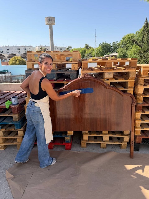 Cómo pintar un cabecero de madera: dos ideas muy diferentes 8 Gema pintando el cabecero