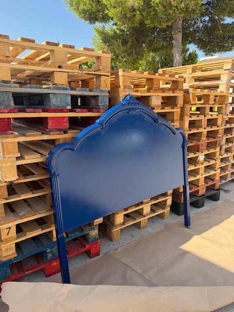 Cómo pintar un cabecero de madera: dos ideas muy diferentes 9 Cabecero pintado en Azul Marino
