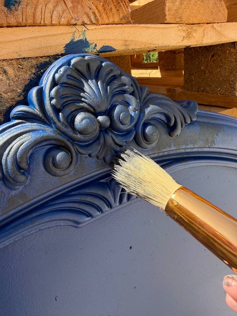 Cómo pintar un cabecero de madera: dos ideas muy diferentes 10 Aplicamos pátina en el detalle el cabecero