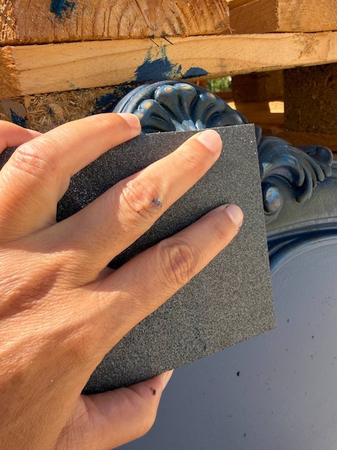 Cómo pintar un cabecero de madera: dos ideas muy diferentes 11 Lijamos el patinado